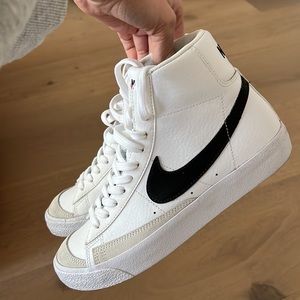 Nike Kids' Grade School Blazer Mid '77 Shoes
Color: White/Black